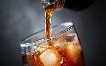 چرا تمایل زیادی به خوردن نوشابه داریم؟/ عوارض مصرف نوشابه