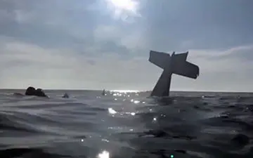 لحظه نجات دو سرنشین هواپیمای سقوط کرده