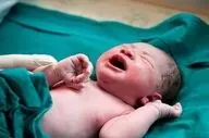 نوزاد عجول در جاده به دنیا آمد! / واکنش سریع اورژانس جان مادر و نوزاد را نجات داد