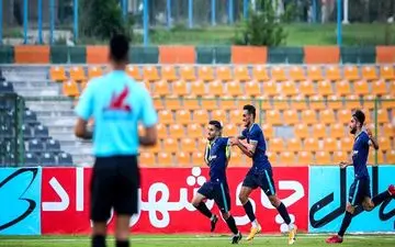 بازیکن پیکان: به دلیل اشتباهات داور و ناداوری زحماتمان مقابل سپاهان هدر رفت
