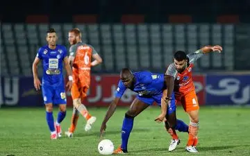 وقتی جوانان استقلال رو دست بازیکن ۵ میلیاردی زدند