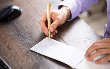 آیا چک از معاملات مردم خارج می شود؟