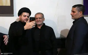 سلفی گرفتن مردم با پزشکیان

