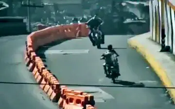 شاخ به شاخ دو موتورسیکلت، عاقبت انجام حرکات مارپیچ