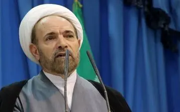 انتقاد  امام‌جمعه  موقت ایلام از قانون حجاب و عکس گرفتن طلبه قمی