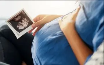 نحوه واکنش نوزادان در رحم| چه زمانی نوزادان در رحم شروع به گریه می کنند؟