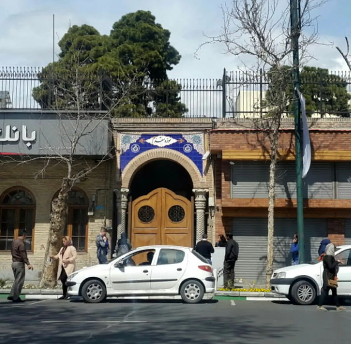 مردم پشت درهای بسته موزه‌های تهران مانده‌اند