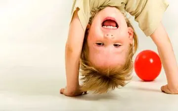 علت اختلال بیش‌فعالی (ADHD) چیست؟ دلایل و عوامل موثر