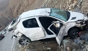 نجات معجزه‌آسای راننده پژو ۲۰۷ از دره ۴۰ متری در جاده چالوس
