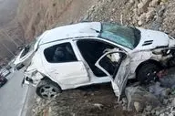 نجات معجزه‌آسای راننده پژو ۲۰۷ از دره ۴۰ متری در جاده چالوس
