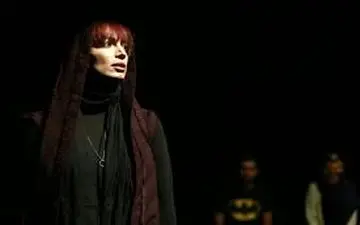 پوشش و گریم جالب نرگس نیک سیرت در یک نمایش