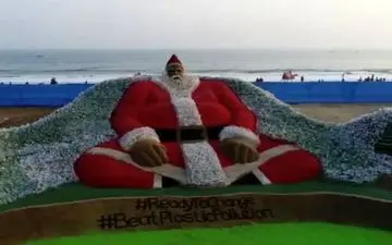 غول پیکرترین بابانوئل جهان از جنس بطری پلاستیکی+فیلم