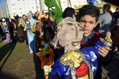 شادپیمایی عروسک‌ها در مسکن مهر شهرک دولت‌آباد شهر کرمانشاه