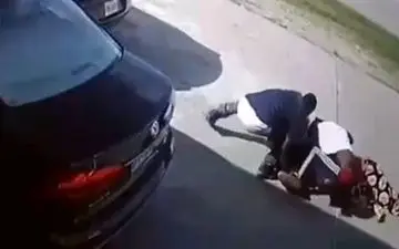 مقاومت سرسختانه یک زن در مقابل سارقان کیفش!+فیلم