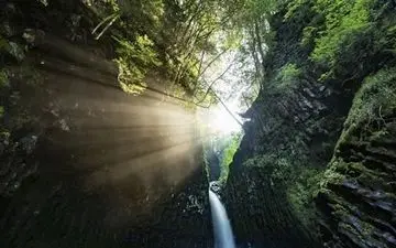 عکس منتخب نشنال جئوگرافیک | آبشار طلایی