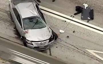 فیلم لحظه دلخراش برخورد خودرو سواری با فرد ویلچر سوار/چه بر سرش آمد!!