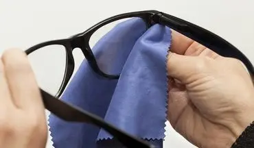 روشی حرفه ای برای تمیز کردن عینک