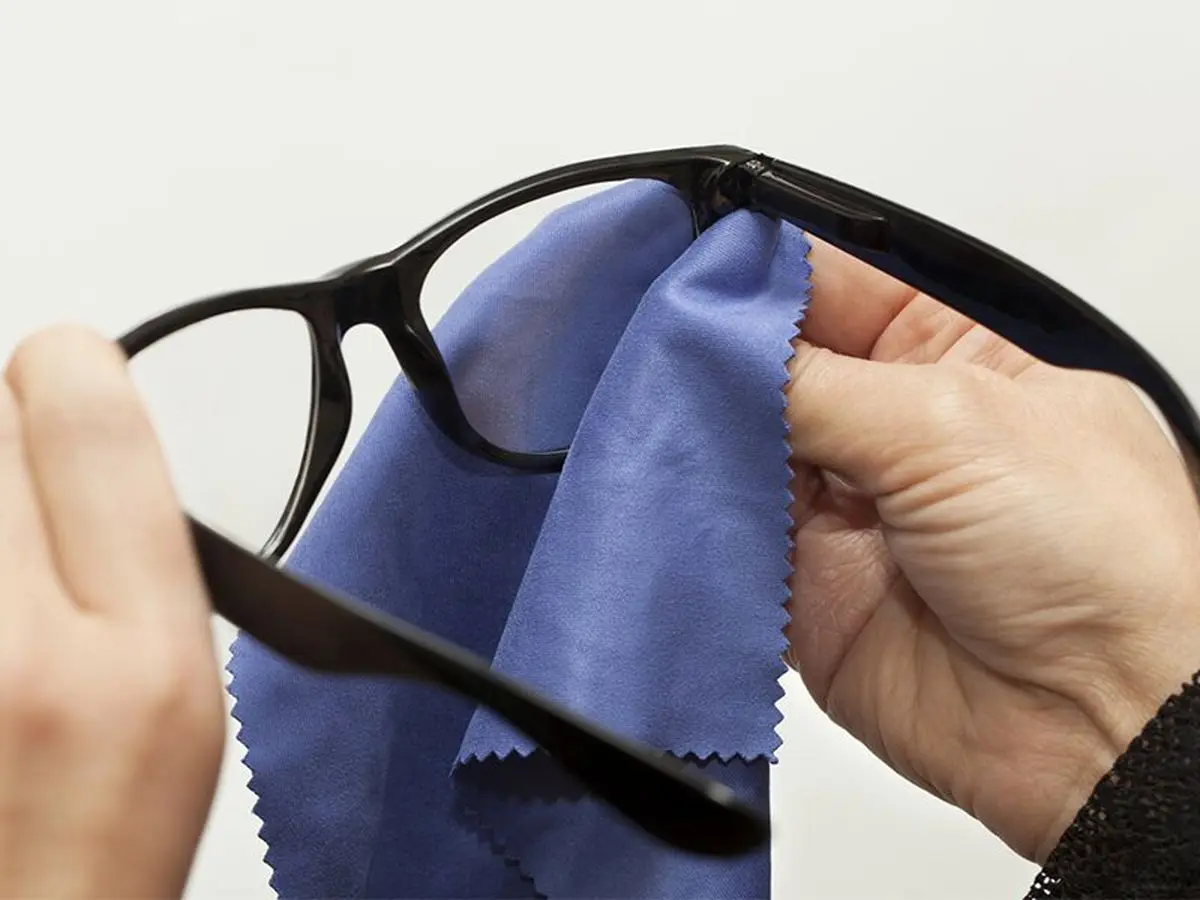 روشی حرفه ای برای تمیز کردن عینک