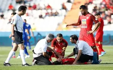  حاشیه دربی ۹۰| شکسته شدن سر مدافع پرسپولیس و اعتراض پیاپی بازیکنان به داور