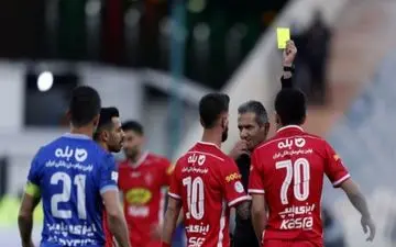 اشتباه عجیب داور به نفع استقلال در دربی/ این استقلالی باید اخراج می‌شد