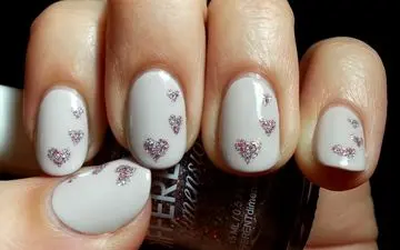  ۱۱ طراحی ناخن به شکل قلب که عشق را روی دستانتان حک می کند
