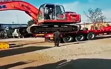 له شدن راننده زیر بیل مکانیکی خودش! + فیلم