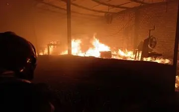 حادثه تلخ در غرب تهران؛ آتش‌سوزی در کارخانه مواد غذایی
