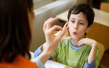 چهار علامت اولیه‌ی لکنت زبان کودکان