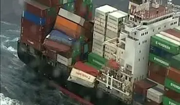 لحظه سقوط محموله کشتی عظیم‌الجثه به دریا + فیلم
