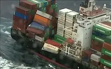 لحظه سقوط محموله کشتی عظیم‌الجثه به دریا + فیلم