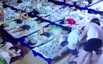 رفتار به دور شان معلم زن با یک پسر بچه / فیلم دوربین مداربسته آبروی معلم را برد+ عکس 