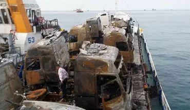 آتش‌سوزی یک کشتی در آب‌های بندر دیر+عکس 