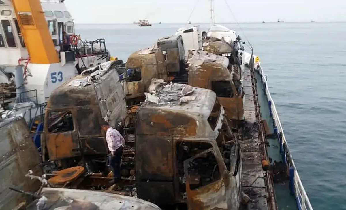 آتش‌سوزی یک کشتی در آب‌های بندر دیر+عکس 
