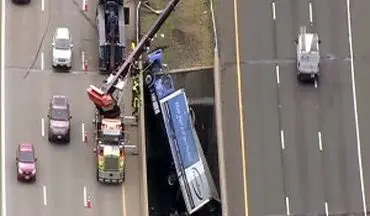 سقوط کامیونی از یک پل در بزرگراه آمریکا + فیلم