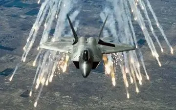 اخباری از حمله جنگنده‌های آمریکا به کاروان ارتش سوریه در شرق دیر الزور