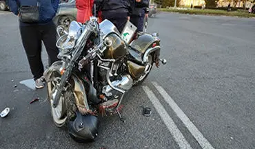 برخورد مرگبار موتورسیکلت با خودروی سواری در تقاطع + فیلم 