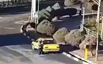 لحظه تیراندازی راننده تاکسی با ژ۳ به شهرداری هشتگرد!