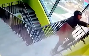 
سقوط کارگر از راه پله بر اثر برق گرفتگی + فیلم