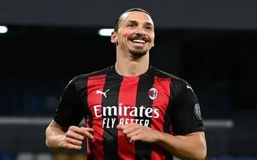 زلاتان: هیچ یک از ۱۲ توپ طلای سوئدی‌ام را با توپ طلای فرانس فوتبال عوض نمی‌‌کنم!/ کاناواروی دیوانه با موتورش مرا در ناپل می‌چرخاند 