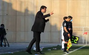 مسئولین کمک کند تا زمین چمن شهر ساوه آماده شود/۱۰ نفره شدن هم مانع پیروزی ما نشد