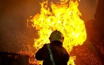 رانندگان ۲ خودروی حامل سوخت قاچاق در میناب در آتش سوختند