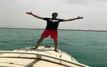 عکس/ مدافع محبوب پرسپولیس در حال خوشگذرانی در آب های خلیج فارس