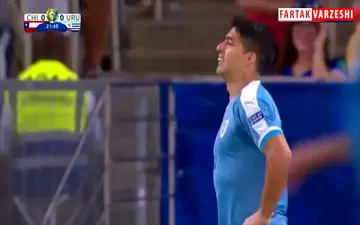 حرکت عجیب سوارز در دیدار شب گذشته برابر شیلی+فیلم