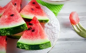 عوارض احتمالی خوردن هندوانه| چه مواقعی باید در مصرف هندوانه احتیاط کرد؟