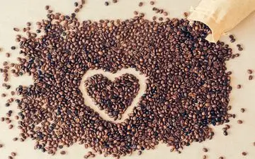 مسمومیت با کافئین: علائم، خطرات و راهکارهای پیشگیری