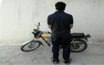  پس از پوشاندن سر و صورت خود با اسلحه کلت کمری وارد مغازه شد..