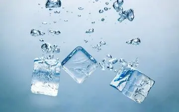 با خوردن آب یخ برای بدن‌تان چه اتفاقی می‌افتد؟