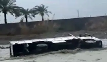 گرفتار شدن کامیون در رودخانه طغیان کرده "کهنشوئیه"+ فیلم 