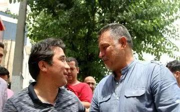 دیدار گرم علی دایی و خداداد عزیزی در پیاده‌رو