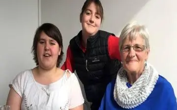 رفتار بی شرمانه 3 پسر نوجوان با پیرزن معلول ! + عکس